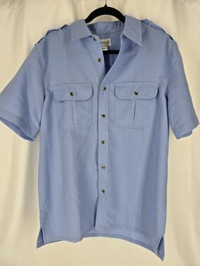 Men's Light Blue Short Sleeve Button-Down Shirt with Chest Pockets